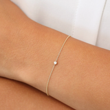 Bratara din aur cu diamant rotund solitaire model bezel