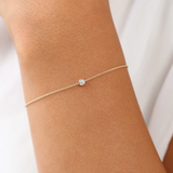 Bratara din aur cu diamant rotund solitaire model bezel