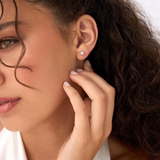 Cercei din aur in forma de floare cu diamante de 0.20