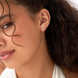 Cercei din aur in forma de floare cu diamante de 0.20