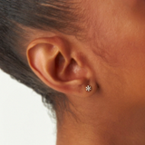 Cercei din aur in forma de floare cu diamante de 0.18 ct