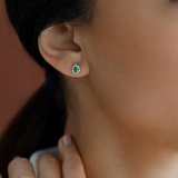 Cercei din aur in forma de floare cu smarald natural si diamante