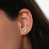 Cercei din aur rotunzi cu diamante de 0.45 ct cu aspect solitaire