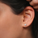 Cercei din aur rotunzi cu diamante de 0.45 ct cu aspect solitaire