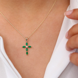 Lant cu pandantiv din aur cruce din smarald si diamant.