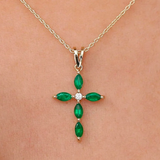 Lant cu pandantiv din aur cruce din smarald si diamant.