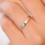 Inel din aur cu diamant solitaire in montura de tip tensiune