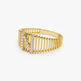 Inel din aur cu litera si diamante de 0.08-0.10 ct