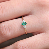 Inel din aur cu smarald natural oval si diamante laterale