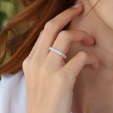 Inel din aur cu diamante Eternity de 2.40 ct.