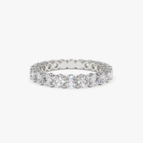 Inel din aur cu diamante Eternity de 2.40 ct.