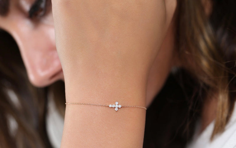 Bratara din aur cu simbol cruce si diamante de 0.21 ct