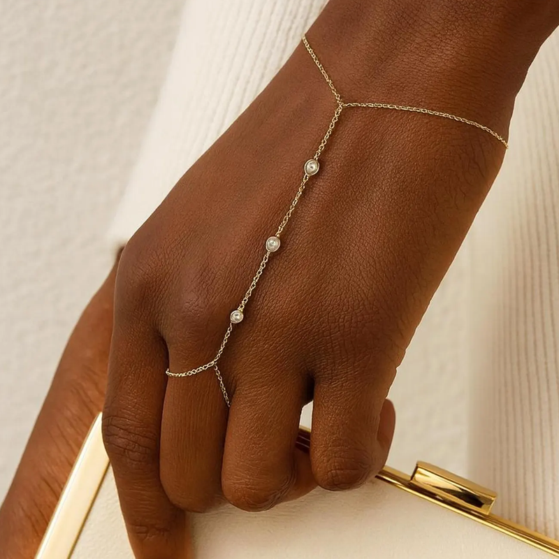 Bratara din aur cu trei diamante si prindere pe deget 0.30 ct