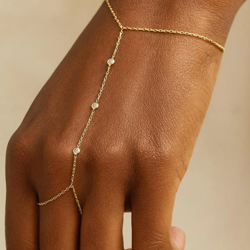 Bratara din aur cu trei diamante si prindere pe deget 0.30 ct