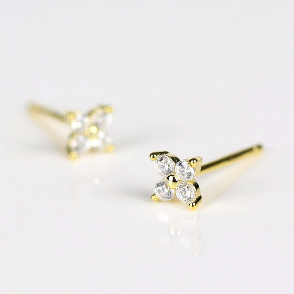 Cercei din aur cu patru diamante rotunde in forma de floare de 0.35 ct
