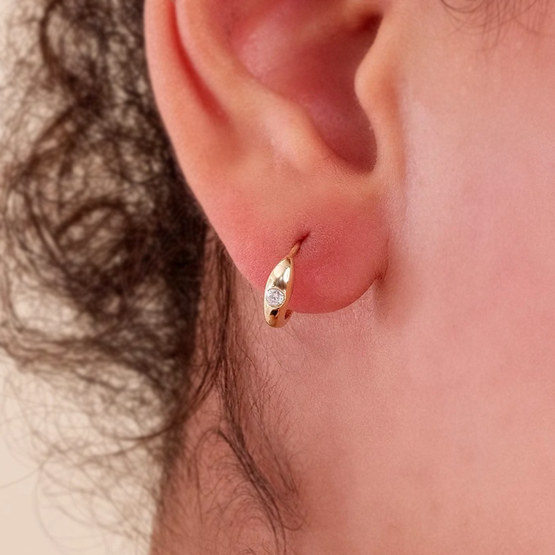 Cercei din aur rotunzi cu diamante de 0.06 ct