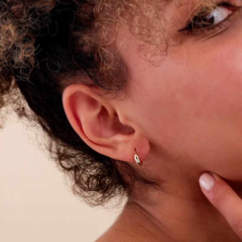 Cercei din aur rotunzi cu diamante de 0.06 ct