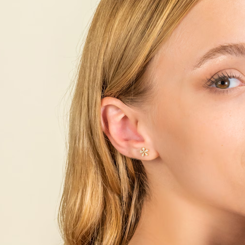 Cercei din aur cu diamante de 0.10 ct model floare