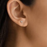 Cercei din aur in forma de floare cu diamante de 0.04 ct