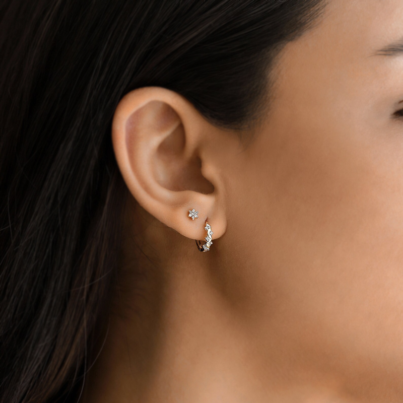 Cercei din aur in forma de floare cu diamante de 0.04 ct