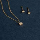 Cercei din aur in forma de floare cu diamante de 0.04 ct
