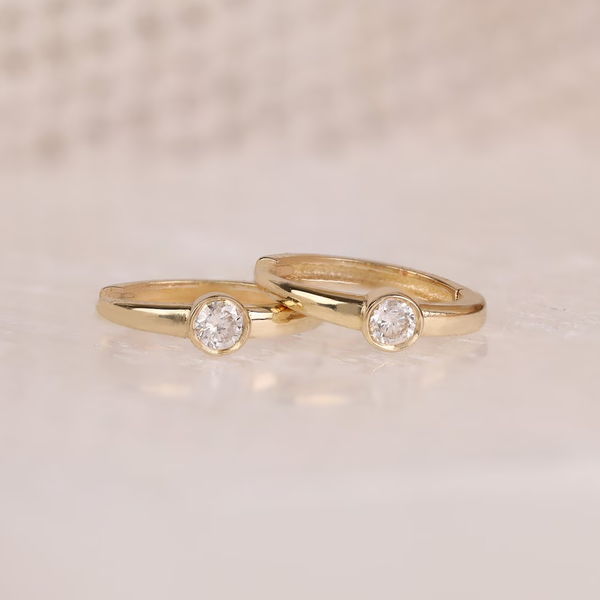 Cercei din aur rotunzi cu diamante de 0.07 ct