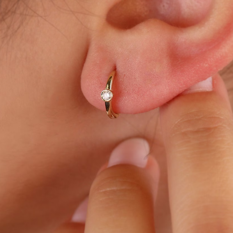 Cercei din aur rotunzi cu diamante de 0.07 ct