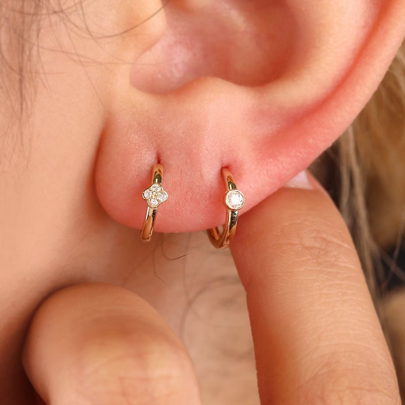 Cercei din aur rotunzi cu diamante de 0.07 ct