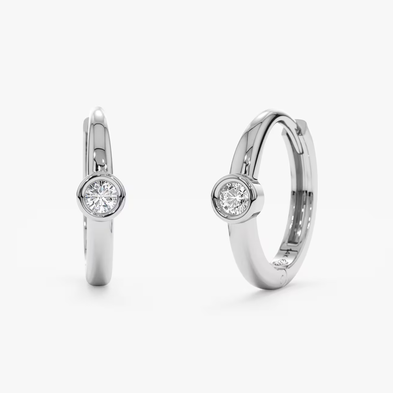 Cercei din aur rotunzi cu diamante de 0.07 ct