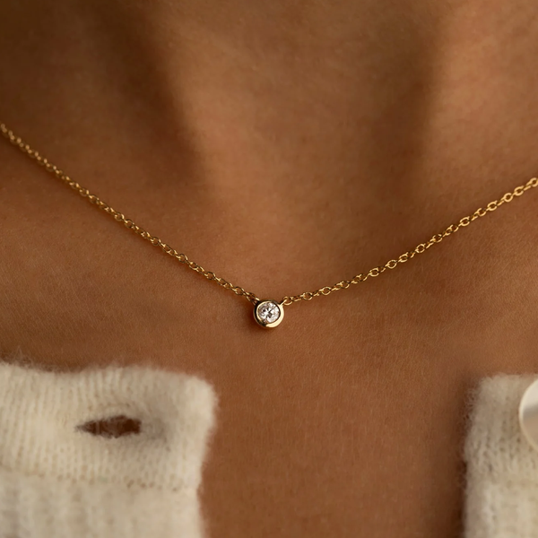 Colier din aur alb cu diamant rotund solitaire de 0.06 ct