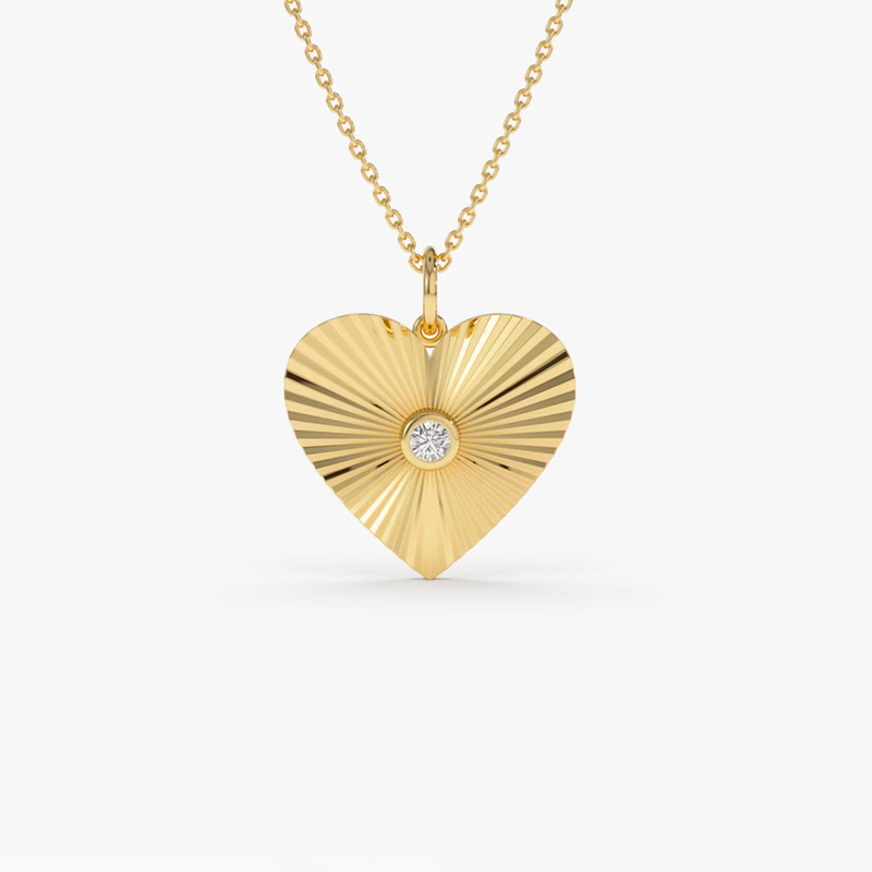 Colier din aur in forma de inima cu un diamant de 0.10 ct.