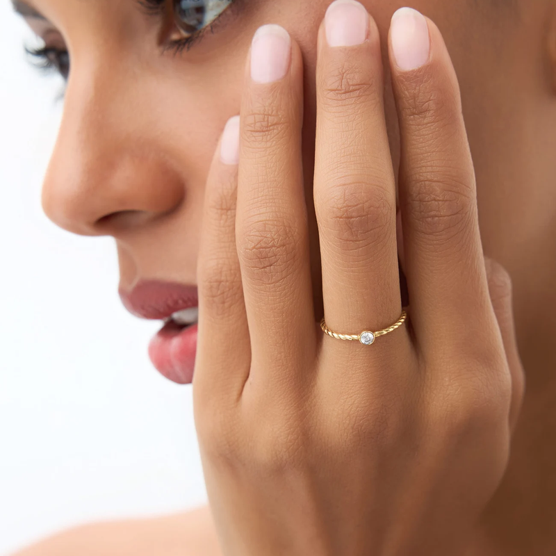 Inel din aur cu diamant rotund solitaire 0.10 ct model twisted band