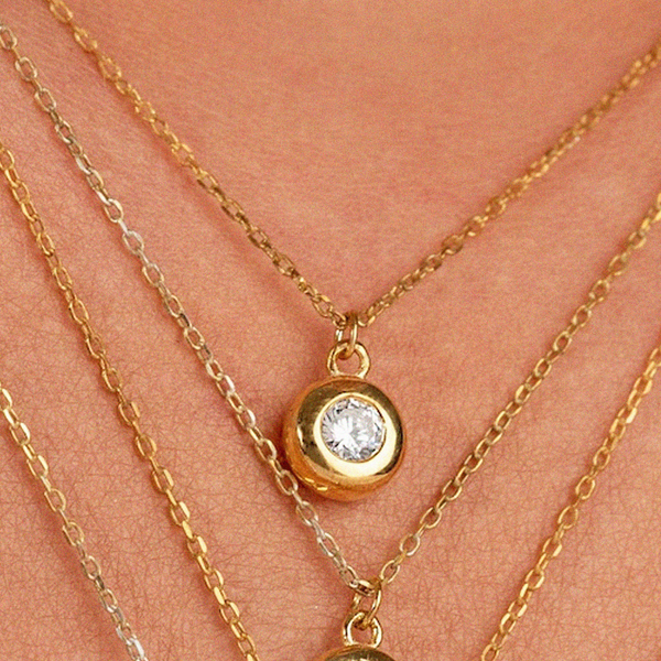 Pandantiv din aur cu diamant rotund de 0.10 ct.