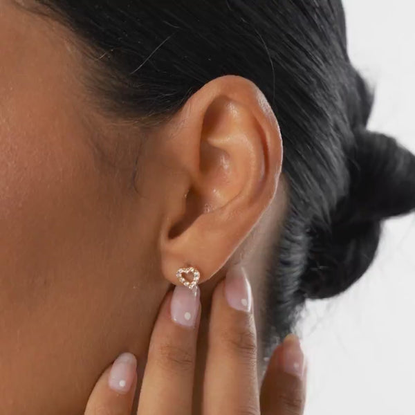 Cercei din aur in forma de inima deschisa cu diamante de 0.12 ct.
