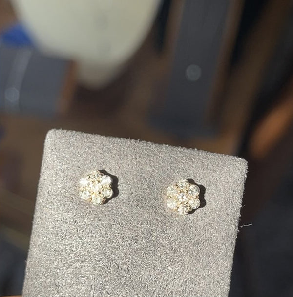 Cercei din aur cu diamante rotunde in forma de floare